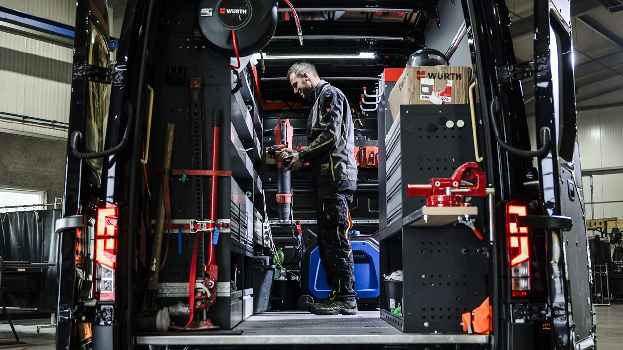 Der MAN TGE bietet viel Stauraum für das Arbeitsmaterial der Arbeiter der Firma Nett. Ein Regalsystem im MAN TGE Kastenwagen hilft dabei.